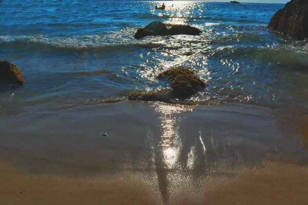 Strand Idylle Zand Stenen Felle Zon Schitteren Golven — Stockfoto