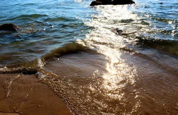 Plage Idylle Sable Pierres Soleil Éclatant Sur Les Vagues — Photo