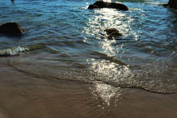 Spiaggia Idilliaca Sabbia Sassi Bagliore Luminoso Del Sole Sulle Onde — Foto Stock