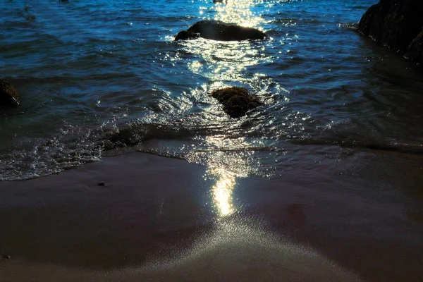 Spiaggia Idilliaca Sabbia Sassi Bagliore Luminoso Del Sole Sulle Onde — Foto Stock