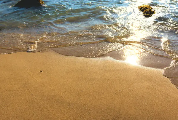 Plage Idylle Sable Pierres Soleil Éclatant Sur Les Vagues — Photo