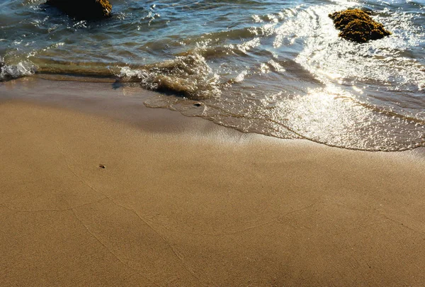 ビーチ アイドル砂石波に輝く太陽 — ストック写真