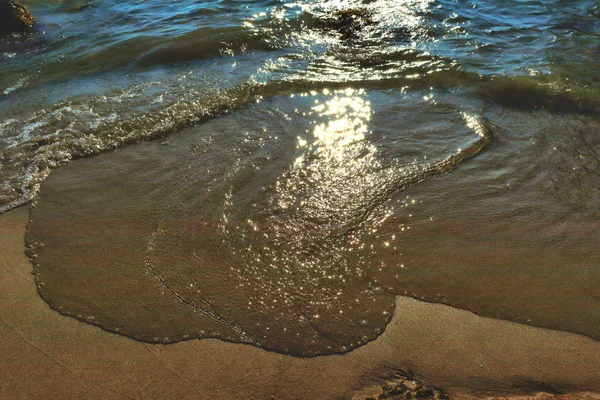 Idílio Praia Areia Pedras Brilho Brilhante Sol Nas Ondas — Fotografia de Stock