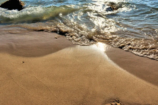 Strand Idylle Zand Stenen Felle Zon Schitteren Golven — Stockfoto