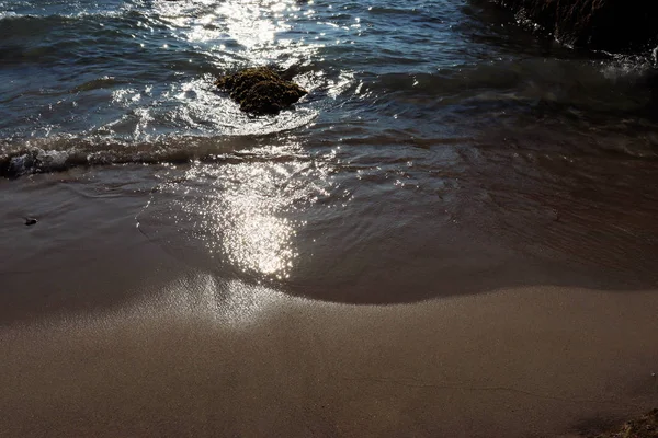 Пляжний Ідол Пісок Каміння Яскраві Відблиски Сонця Хвилях — стокове фото