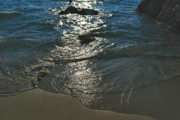 Strand Idylle Zand Stenen Felle Zon Schitteren Golven — Stockfoto