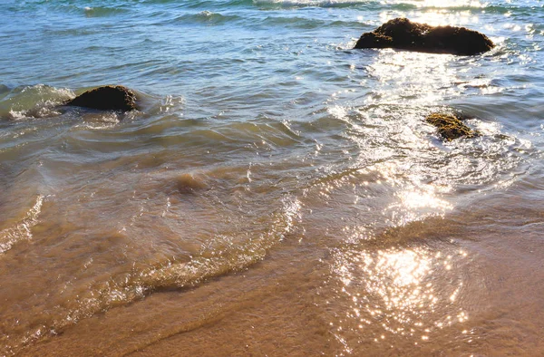 Пляжний Ідол Пісок Каміння Яскраві Відблиски Сонця Хвилях — стокове фото