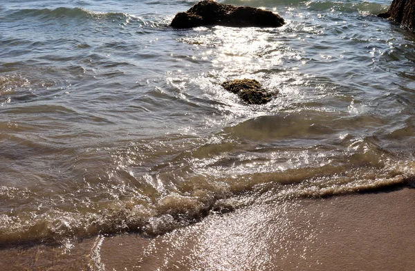 Strand Idylle Zand Stenen Felle Zon Schitteren Golven — Stockfoto