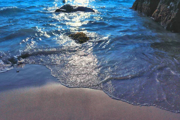 Pláž Idylla Písek Kameny Jasné Slunce Záře Vlnách — Stock fotografie