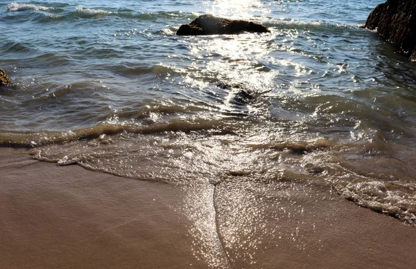 Strand Idyll Sand Och Stenar Ljus Sol Bländning Vågorna — Stockfoto