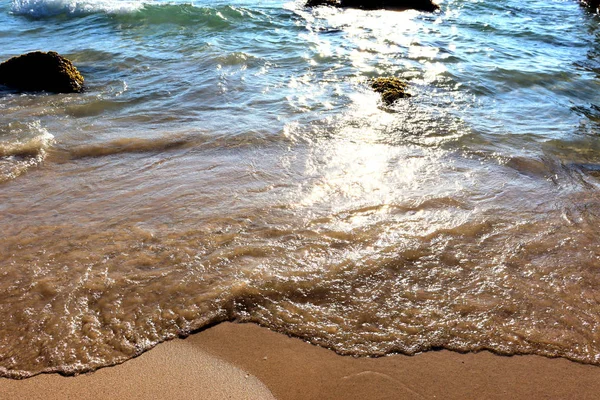 海滩田园诗 沙滩和石头 明亮的阳光在海浪中闪耀 — 图库照片