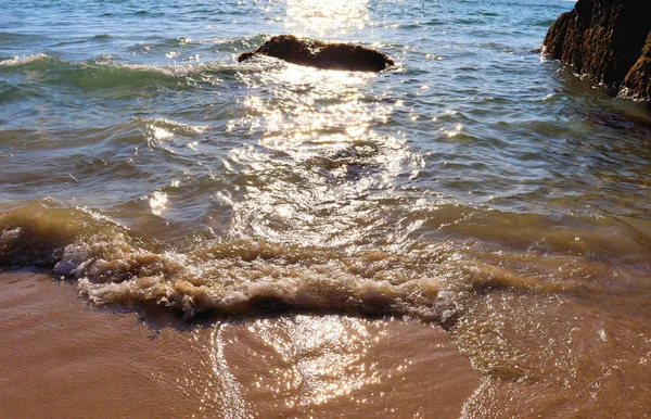 Strand Idylle Zand Stenen Felle Zon Schitteren Golven — Stockfoto