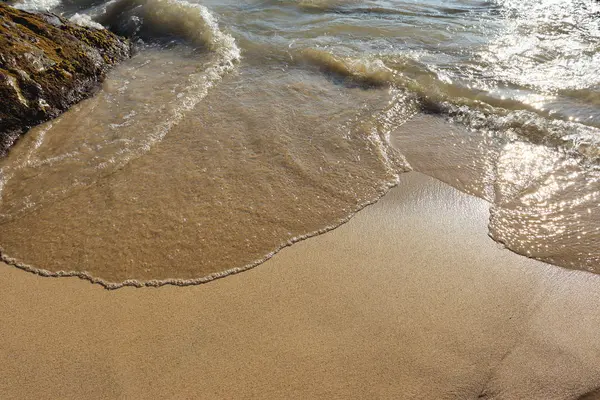 Beach Idyll Sand Stones Bright Sun Glare Waves — 스톡 사진