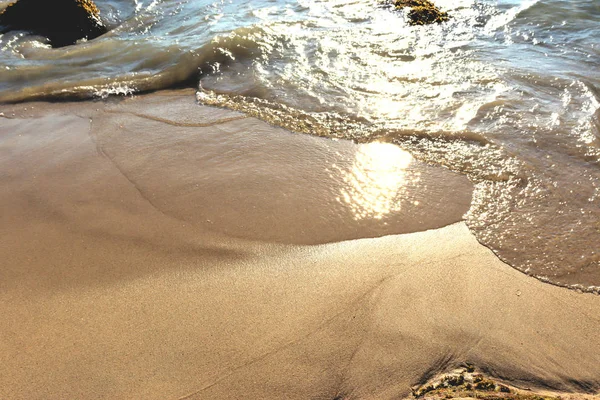 Idylla Plaży Piasek Kamienie Jasne Słońce Blask Falach — Zdjęcie stockowe