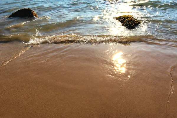 Пляж Идиллия Песок Камни Яркий Солнечный Свет Волнах — стоковое фото