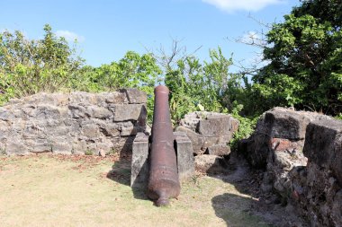 Karayipler 'deki antik topçu kalesi, Panama Kanalı yakınında, eski toplar.