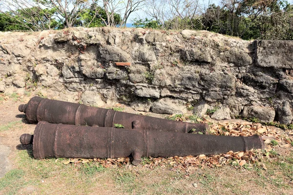 パナマ運河近くのカリブ海にある古代の大砲砦 古い大砲 — ストック写真