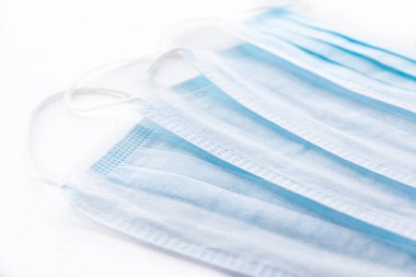 Tıbbi maske, tıbbi koruyucu maske. Tek kullanımlık yüz maskesi ağız ve burnu kapatır..