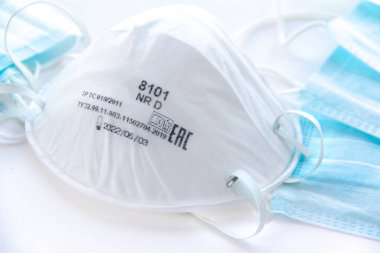 Tıbbi maske, tıbbi koruyucu maske. Tek kullanımlık yüz maskesi ağız ve burnu kapatır..