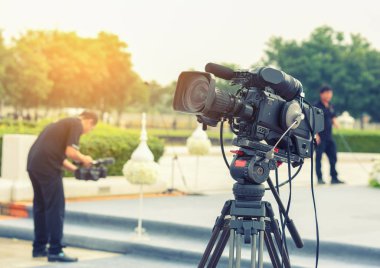 Profesyonel alt arka plan ile profesyonel tv kamera