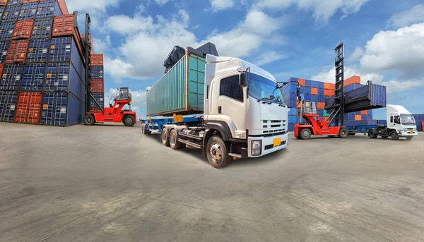 Kamion s nákladem průmyslové kontejneru pro logistické Import Export — Stock fotografie