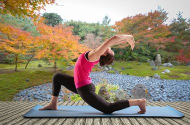 Sporty kadınlar uygulamaları yoga Anjaneyasana - düşük Hilal akciğer uygun