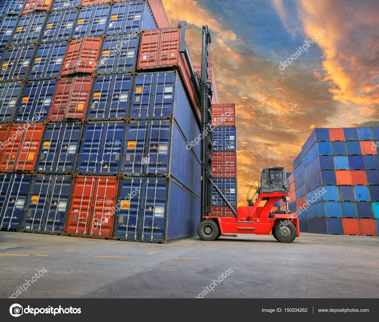 Contenedor industrial en el astillero para exportación de importación