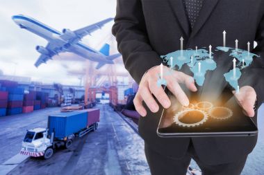 Tablet holding, iş kavramı büyüyen işadamı görüntüsü 