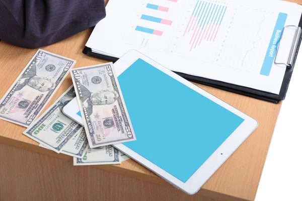 Dinero con la tableta en la mesa —  Fotos de Stock