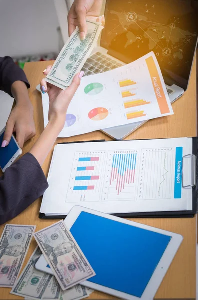 İnsan ofisinde alışverişi para eller.