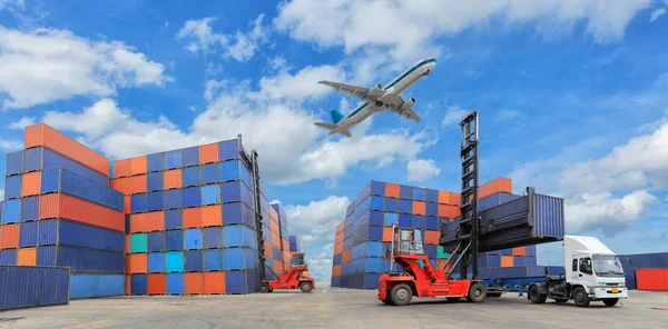 Recipiente industrial no quintal para exportação de importação logística — Fotografia de Stock