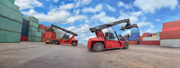 Contenedor industrial en el astillero para exportación de importación logística —  Fotos de Stock