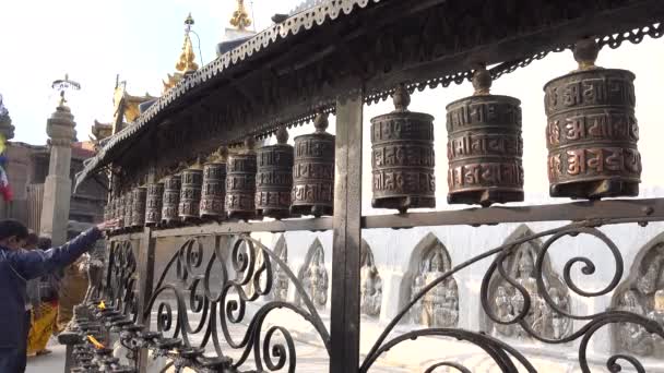 Gebetsmühlen im Swayambhunath-Tempel, Kathmandu, Nepal. — Stockvideo