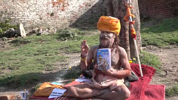 Kathmandu, Nepál - 25 března 2017: Yogi v Nepálu Pashupatinath Temple Nepál Káthmándú, Nepál. — Stock video