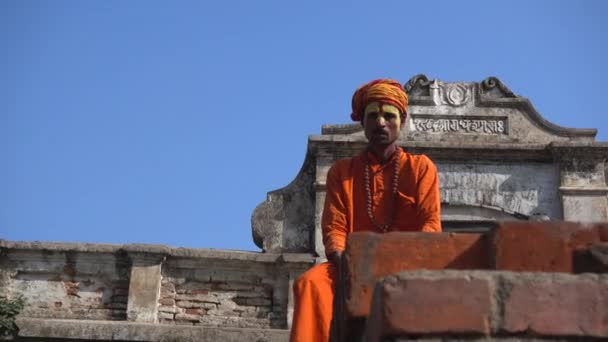 Kathmandu, Nepal-25 marca: Yogi siedzieć na mur w Pashupatinath świątyni w Kathmandu, Nepal. 25 marca 2017 r.. — Wideo stockowe