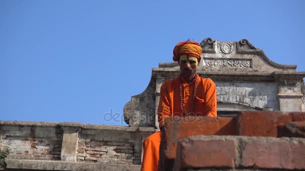 KATHMANDU, NEPAL - MARCH 25 2017: Yogi in Pashupatinath nepal, Temple nepal of Kathmandu, Nepal . — Stok Video