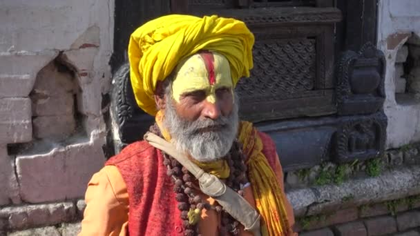 Kathmandu, Nepal - 25 maart 2017: Yogi in Pashupatinath nepal, nepal van de tempel van Kathmandu, Nepal. — Stockvideo