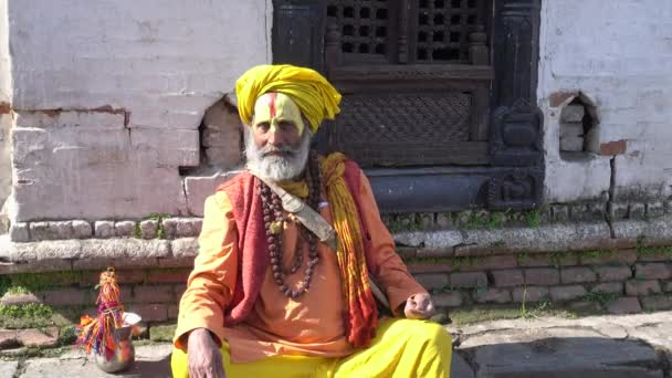 Kathmandu, Nepal - mars 25 2017: Yogi i Pashupatinath nepal, templet nepal med Katmandu, Nepal. — Stockvideo