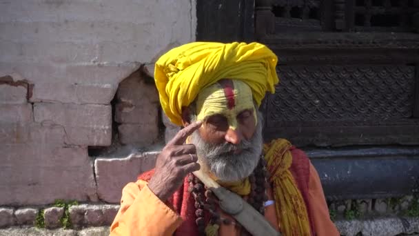 Kathmandu, Nepál - 25 března 2017: Yogi v Nepálu Pashupatinath Temple Nepál Káthmándú, Nepál. — Stock video