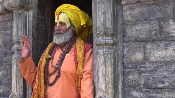 Kathmandu, Nepal - 25 maart 2017: Yogi in Pashupatinath nepal, nepal van de tempel van Kathmandu, Nepal. — Stockvideo