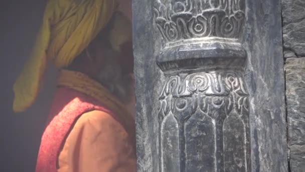 Kathmandu, Nepal - 25 marca 2017 r.: Yogi w Pashupatinath Nepalu, nepal świątyni z Katmandu, Nepal. — Wideo stockowe