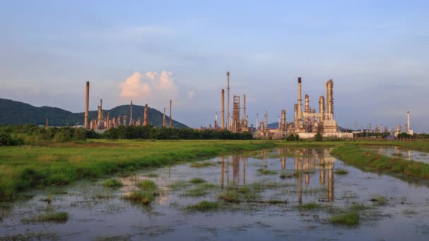 Zeitraffer 4k Tag auf Nacht der petrochemischen Ölanlage mit Pipeline mit Schatten reflektieren das Wasser im Vordergrund — Stockvideo