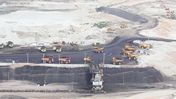 Camions à benne basculante de construction lourde vidange de charbon au convoyeur à la mine de charbon — Video