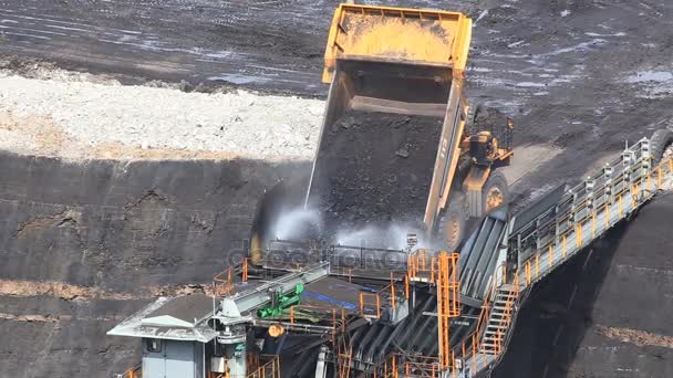 Camions à benne basculante de construction lourde vidange de charbon au convoyeur à la mine de charbon — Video