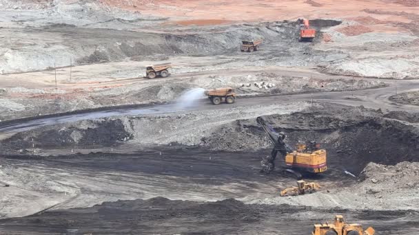 Camions à benne basculante de construction lourde vidange de charbon au convoyeur à la mine de charbon — Video