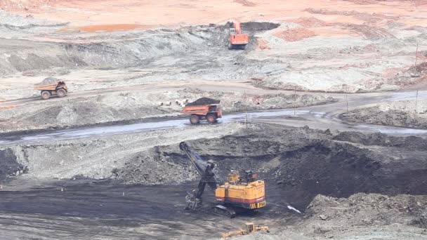 Camions à benne basculante de construction lourde vidange de charbon au convoyeur à la mine de charbon — Video