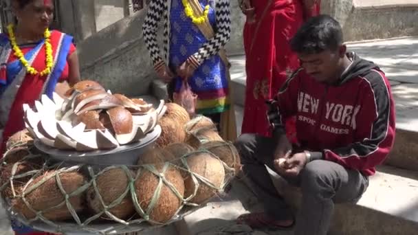 KATHMANDU, NEPAL, 25 mars 2017 : Vie quotidienne dans une rue de Katmandou vers mars 2017 à Katmandou, Népal. Katmandou est la capitale et le plus grand agglomérat urbain du Népal . — Video