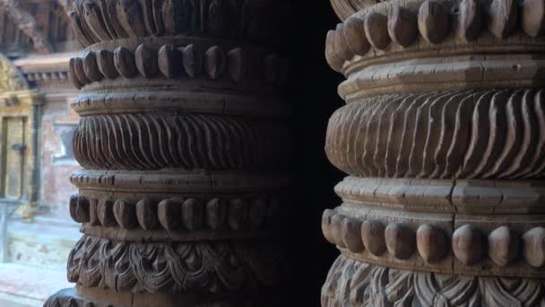 Bhaktapur, Nepal - 25 Mar 2017: Erotiska trä Carvings, på gamla hinduiska Pashupatinathtemplet, Kathmandu, Nepal. — Stockvideo