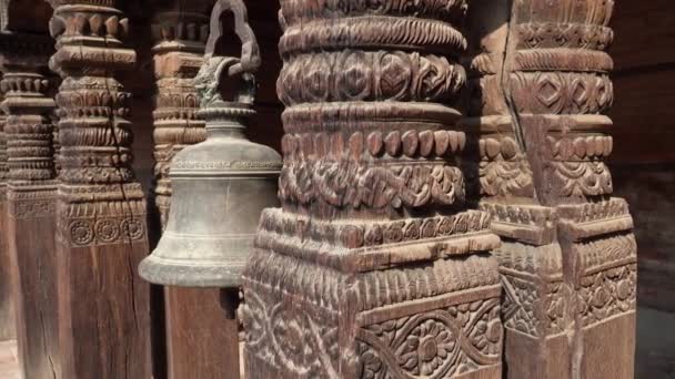 Bhaktapur, Nepal - Mar 25, 2017: Erotische houten paal houtsnijwerk, oude Pashupatinath Hindu tempel, Kathmandu, Nepal. — Stockvideo