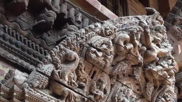 BHAKTAPUR, NEPAL - 25 mars 2017 : Sculptures érotiques sur bois, à l'ancien temple hindou de Pashupatinath, Katmandou, Népal . — Video